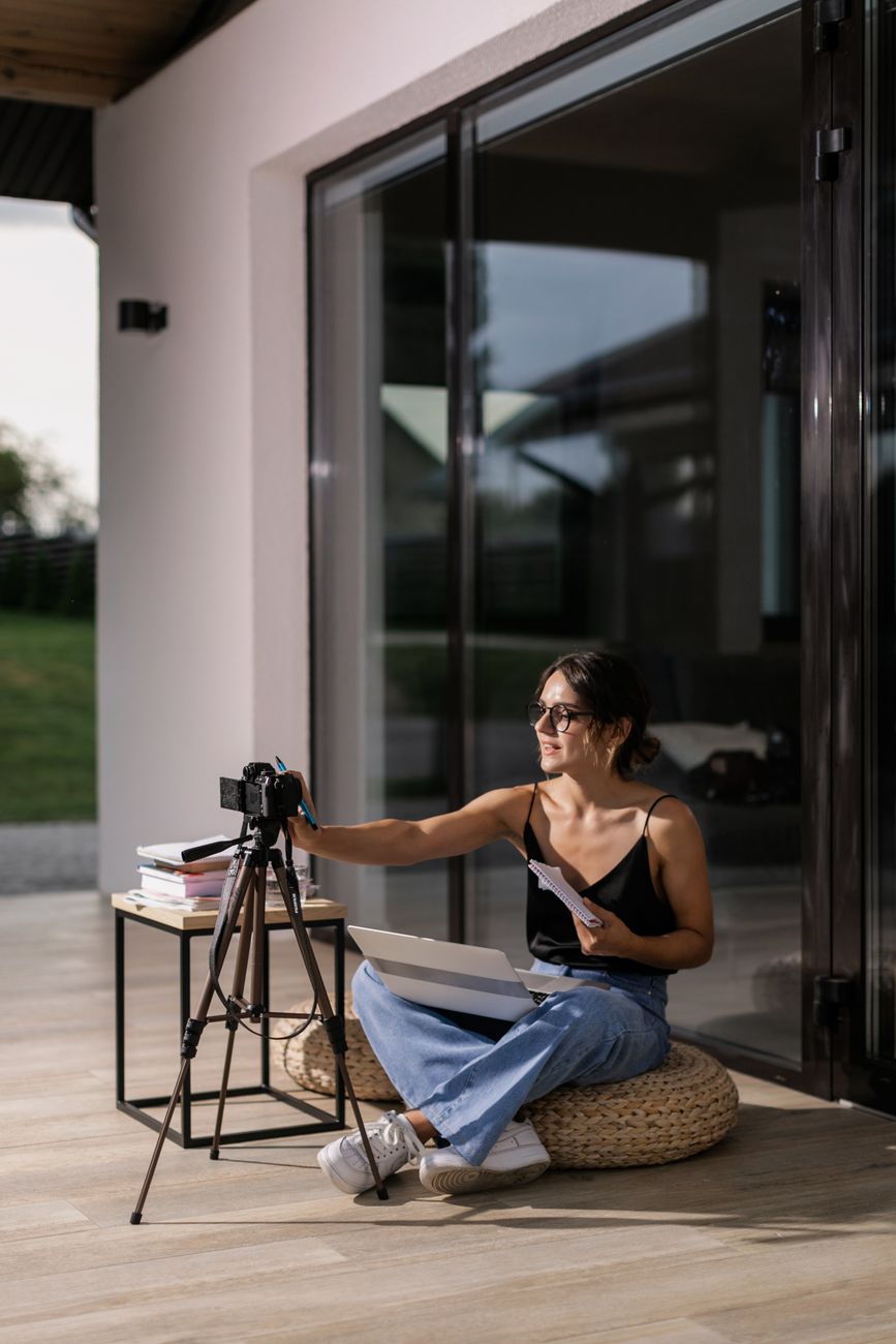 Content creator agenzia digitale al lavoro su contenuti multimediali
