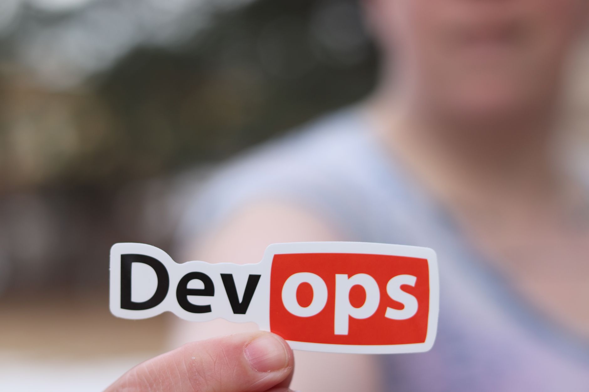 Illustrazione di un devops sistemista al lavoro in un'agenzia digitale
