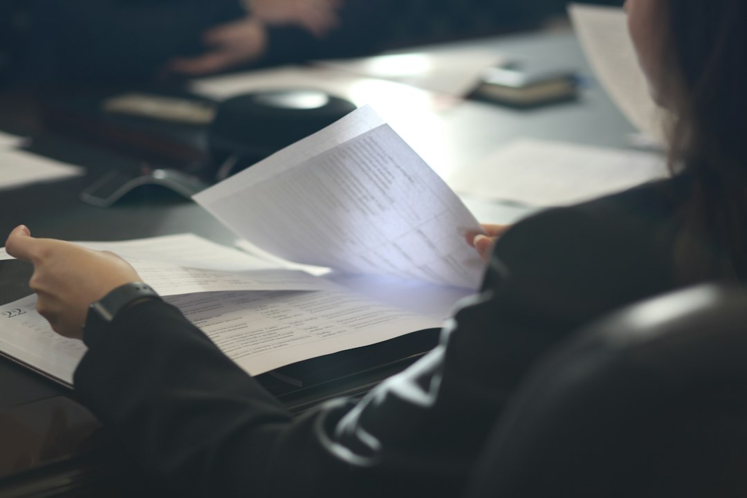 Titolare del trattamento al lavoro sulla compliance privacy aziendale