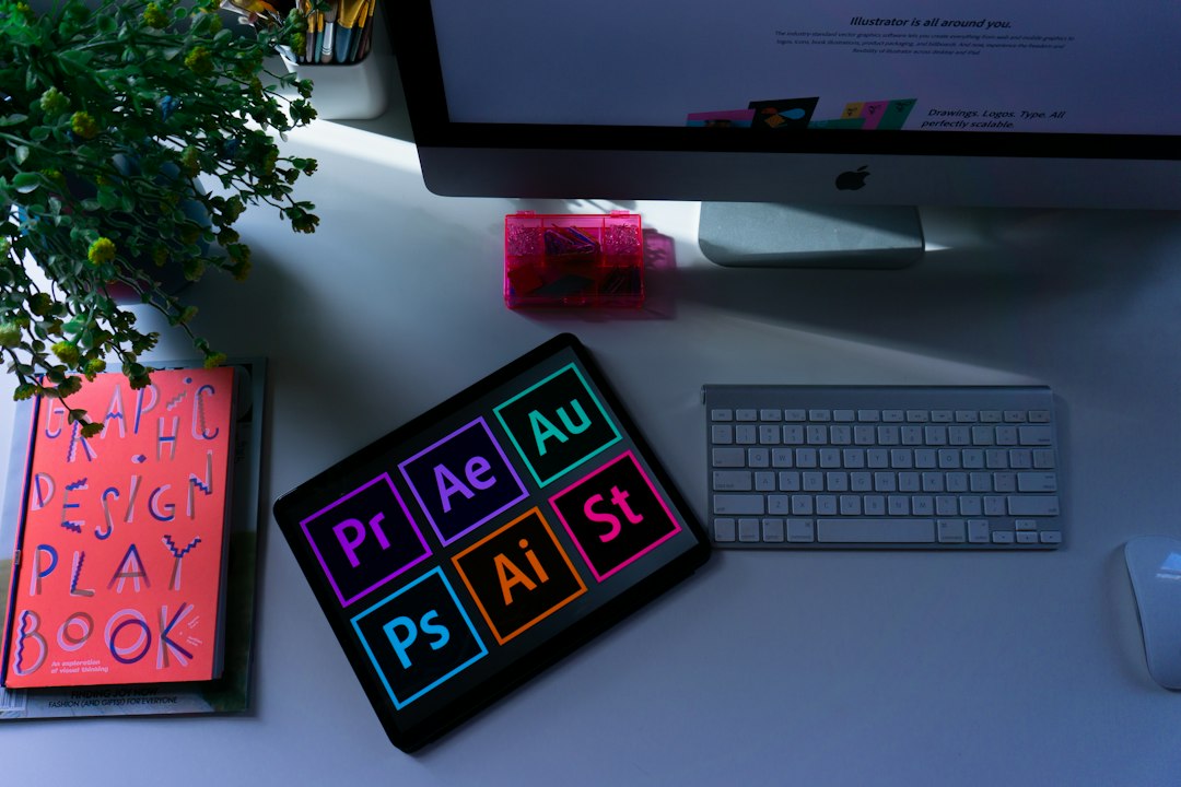 Graphic designer al lavoro in un'agenzia digitale IOCOS