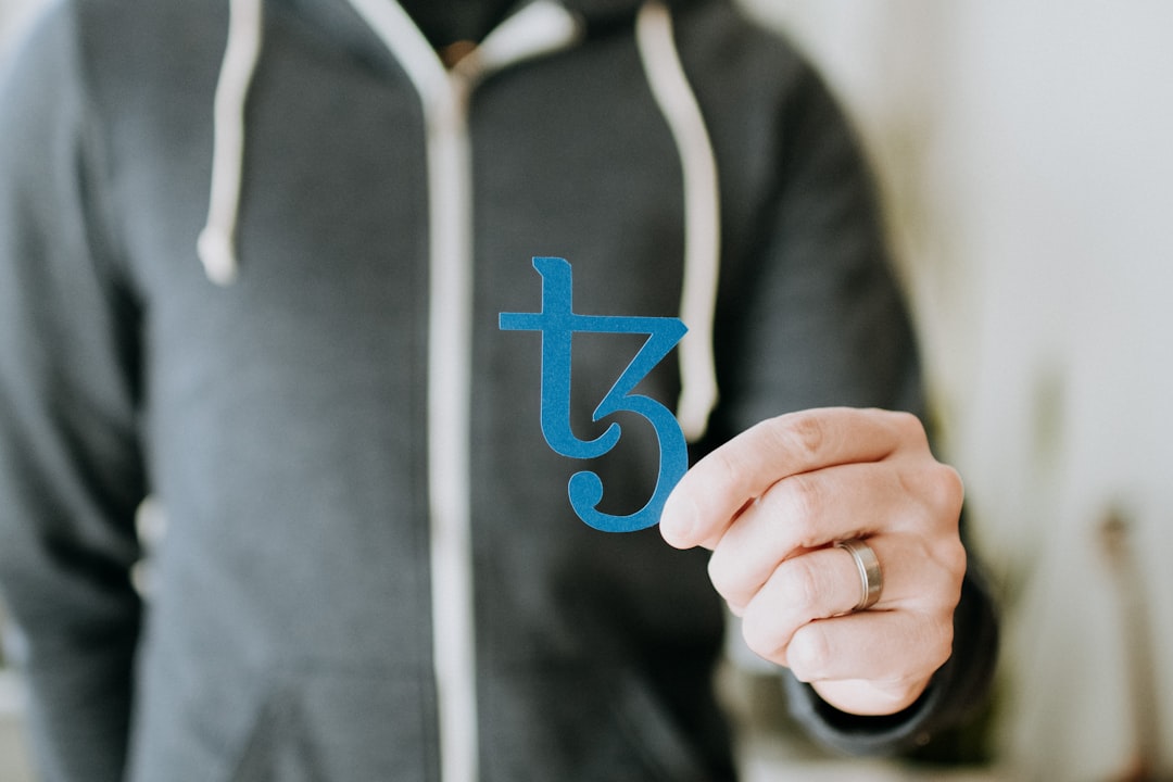 Tecnico IT al lavoro in un'agenzia digitale