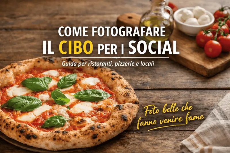 Pizza margherita fotografata intera su tavolo in legno con luce naturale, esempio corretto di fotografia food per social media e pizzerie